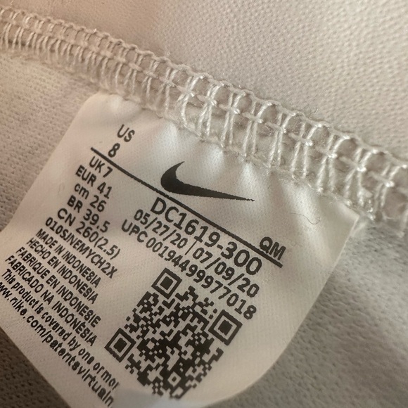 Nike High-Tops with Red and Green Design - Picture 6 of 6